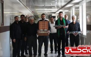اهدای لباس متبرک حضرت علی اصغر (ع) به نوزادان بستری در بیمارستان رفسنجان